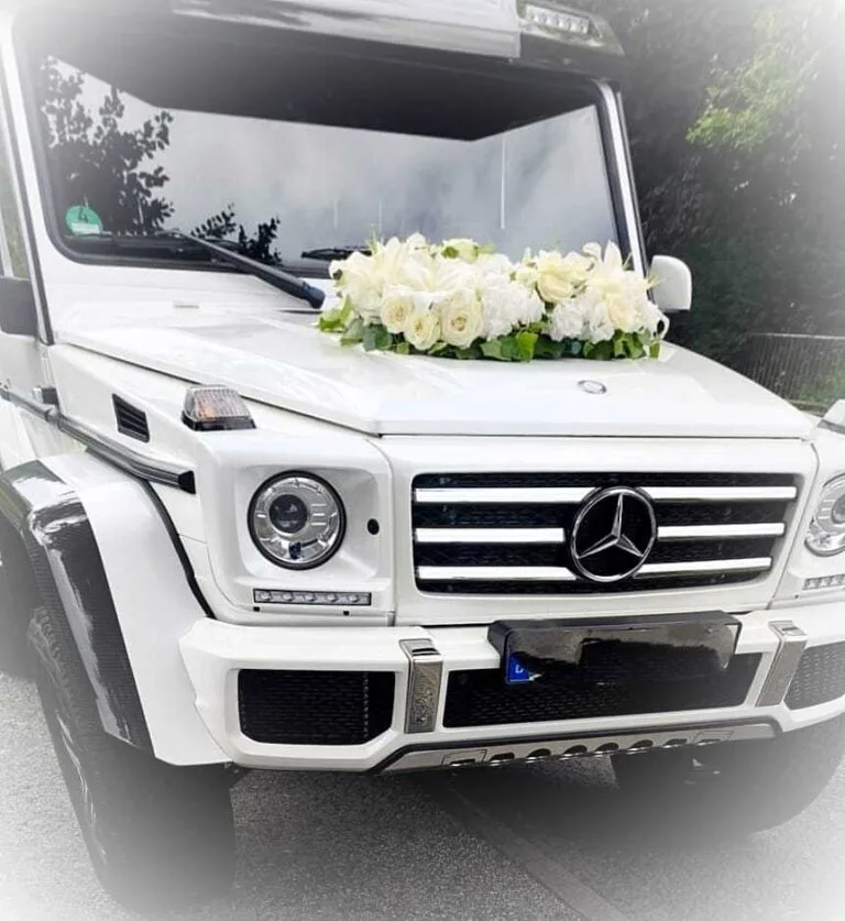 Autoschmuck in Weiß für die Hochzeit