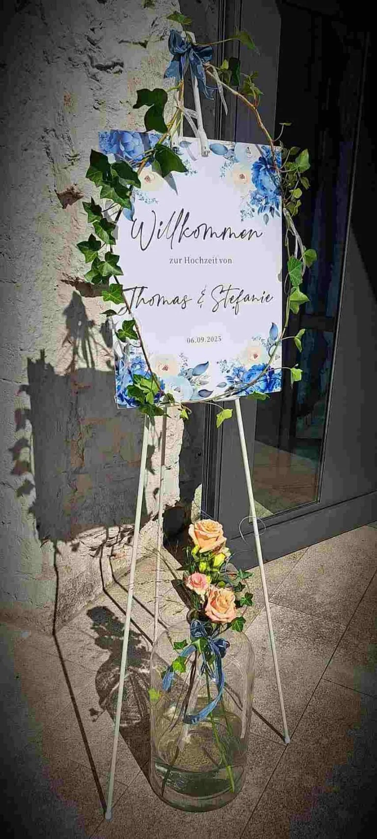 Willkommensschild mit Blumendekoration